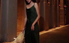 女生迈开腿让男生吃草莓膀胱